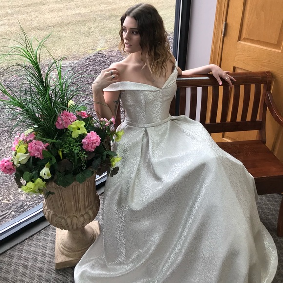 Meet your Posher, Mel🌸💕 - Picture 3 of 4